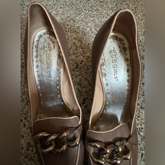 Gorgeous 4” Heeled BCBGirls Tan Pumps with Chain Detail, size 7 - Picture 3 of 8